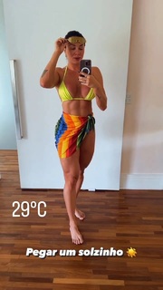 Juliana Salimeni feet photo thumbnail