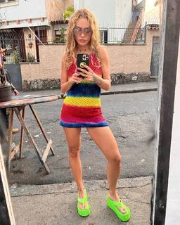 Rita Ora feet photo thumbnail