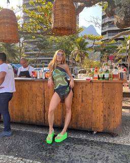 Rita Ora feet photo thumbnail
