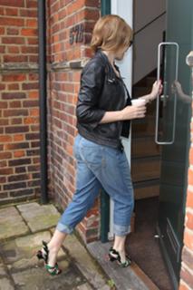 Kylie Minogue feet photo thumbnail