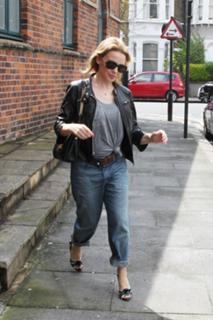 Kylie Minogue feet photo thumbnail
