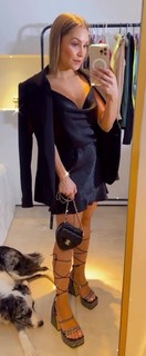 Carla Diaz feet photo thumbnail