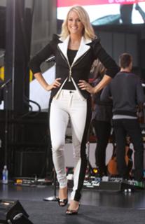 Carrie Underwood feet photo thumbnail