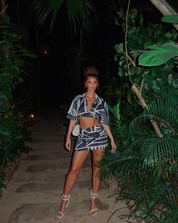 Lauren R. Wood feet photo thumbnail