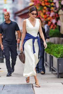 Kendall Jenner feet photo thumbnail