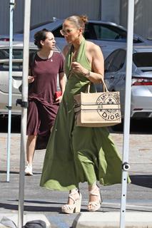 Jennifer Lopez feet photo thumbnail