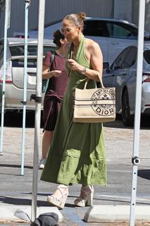 Jennifer Lopez feet photo thumbnail