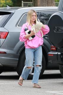 Hilary Duff feet photo thumbnail