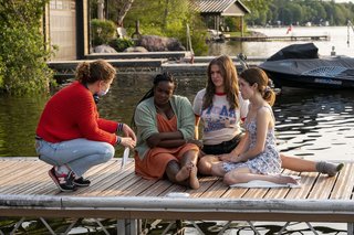 Anna Kendrick feet photo thumbnail