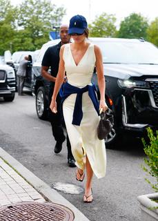 Kendall Jenner feet photo thumbnail