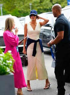 Kendall Jenner feet photo thumbnail
