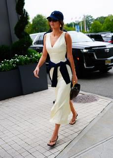 Kendall Jenner feet photo thumbnail
