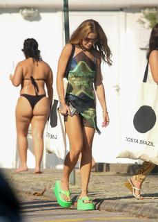 Rita Ora feet photo thumbnail