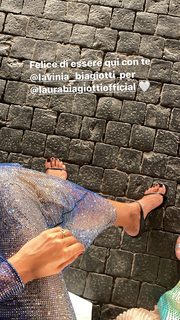 Caterina Balivo feet photo thumbnail