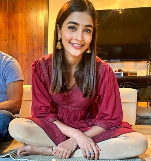 Pooja Hegde feet photo thumbnail