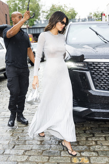Kendall Jenner feet photo thumbnail