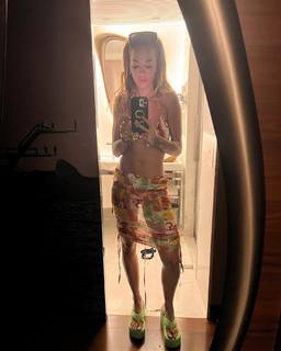 Rita Ora feet photo thumbnail