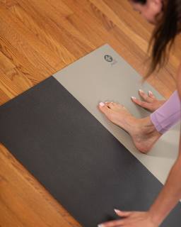 Adriene Mishler feet photo thumbnail