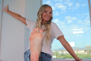 Kyle Unfug feet photo thumbnail