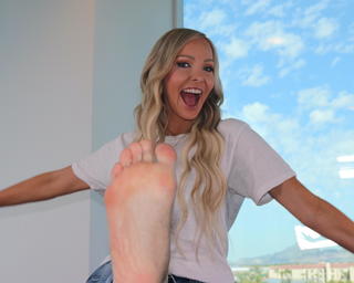 Kyle Unfug feet photo thumbnail
