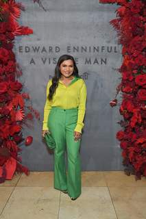 Mindy Kaling feet photo thumbnail