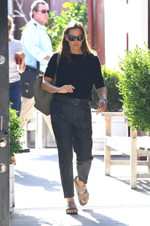 Jennifer Garner feet photo thumbnail