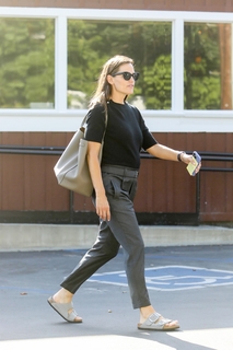 Jennifer Garner feet photo thumbnail