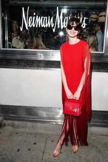 Anne Hathaway feet photo thumbnail