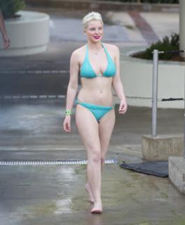 Helen Flanagan feet photo thumbnail