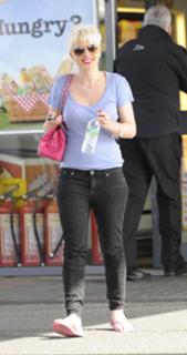 Helen Flanagan feet photo thumbnail