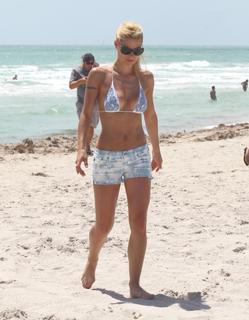 Michelle Hunziker feet photo thumbnail