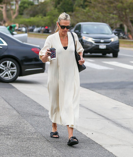Molly Sims feet photo thumbnail