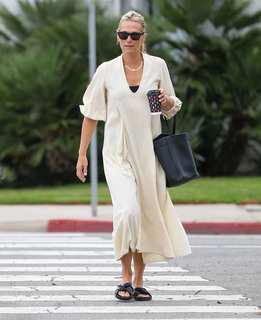 Molly Sims feet photo thumbnail