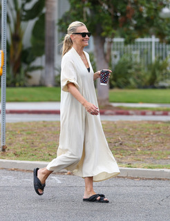 Molly Sims feet photo thumbnail
