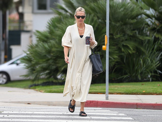Molly Sims feet photo thumbnail