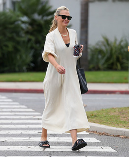 Molly Sims feet photo thumbnail