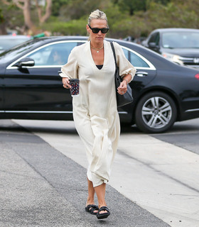 Molly Sims feet photo thumbnail