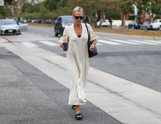 Molly Sims feet photo thumbnail