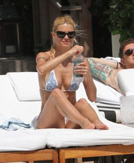 Michelle Hunziker feet photo thumbnail
