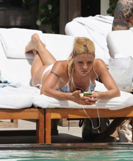 Michelle Hunziker feet photo thumbnail