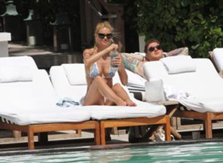 Michelle Hunziker feet photo thumbnail