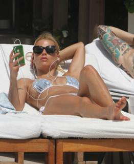 Michelle Hunziker feet photo thumbnail