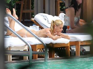Michelle Hunziker feet photo thumbnail