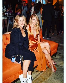 Laura Vandervoort feet photo thumbnail