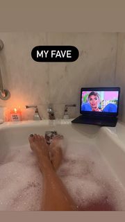 Vanessa Hudgens feet photo thumbnail