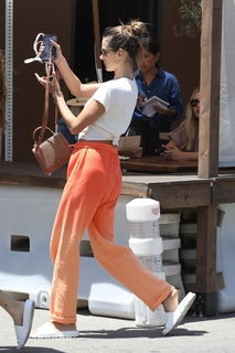 Alessandra Ambrosio feet photo thumbnail