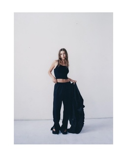 Hailey Bieber feet photo thumbnail