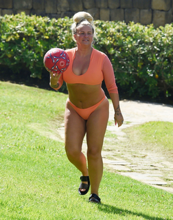 Kerry Katona feet photo thumbnail