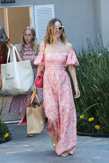 Leslie Mann feet photo thumbnail