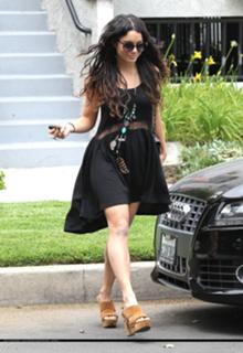 Vanessa Hudgens feet photo thumbnail